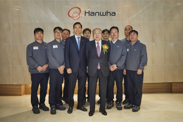 김승연 한화그룹 회장이 한화 보은사업장을 방문해 (주)한화 글로벌, 한화에어로스페이스 직원들과 기념사진을 찍고 있다. /사진=한화그룹