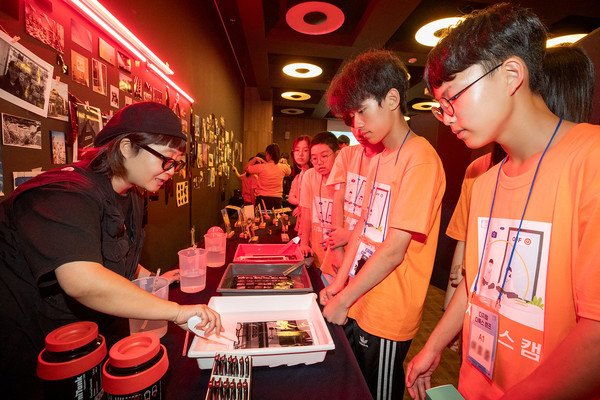 KT가 서스틴베스트의 ESG 경영 평가에서 최고 등급인 AA를 획득했다. 지난 8월 KT가 디지털 시민 프로젝트 활동으로 개최한 '디지털 디톡스 캠프'에 참여한 학생들의 모습./사진=KT