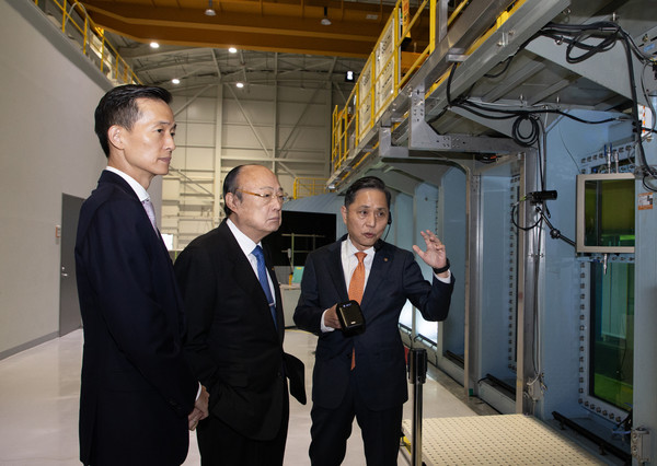 김승연 회장과 김동관 부회장이 한화오션 시흥R&D캠퍼스의 상업용 세계 최대 공동수조를 방문해 시연을 지켜보고 있다. /사진=한화그룹