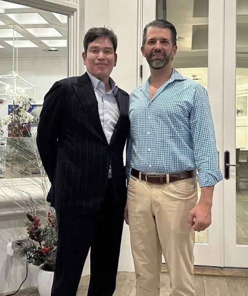 정용진 신세계그룹 회장이 지난 1월 자신의 인스타그램 계정에 올린 트럼프 주니어와 찍은 사진. / 사진=연합뉴스 