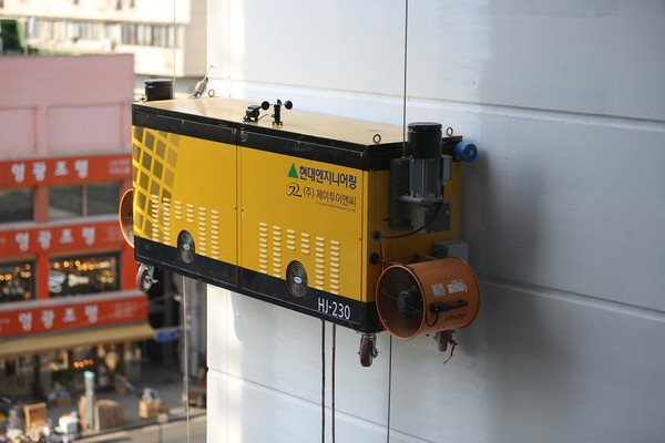 '2024 스마트건설 챌린지' 단지·주택 분야서 혁신상을 수상한 현대엔지니어링의 '외벽도장로봇'. /사진=현대엔지니어링