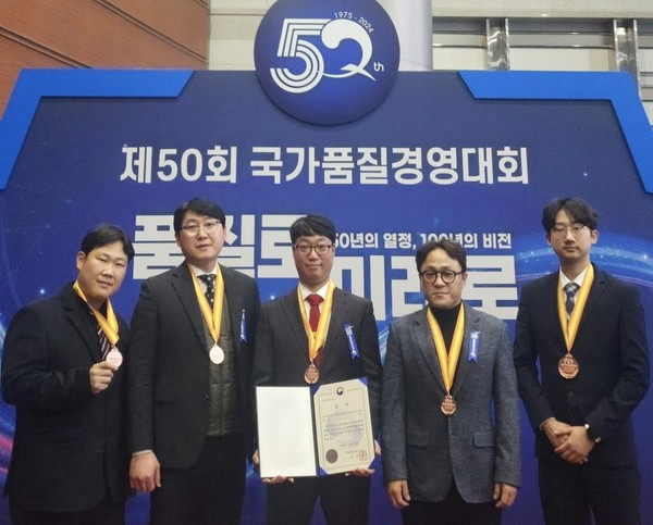 (왼쪽부터) 사무간접 부문·개인제안 사례에서 각각 동상을 차지한 한국타이어의 조영철 'UHP2Sub'팀 팀장, 김병국 라인장, 장성훈 사원, 박상운 그룹장, 한동훈 사원이 기념 촬영을 하고 있다./사진=한국타이어