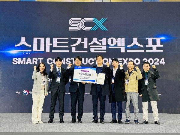 수상자 안동열 쌍용건설 토목기술팀 차장(왼쪽 세번째)과 쌍용건설 관계자들이 20일 '2024 스마트건설 챌린지' 시상식에서 최우수 혁신상을 받고 기념촬영을 하고 있다. /사진=쌍용건설