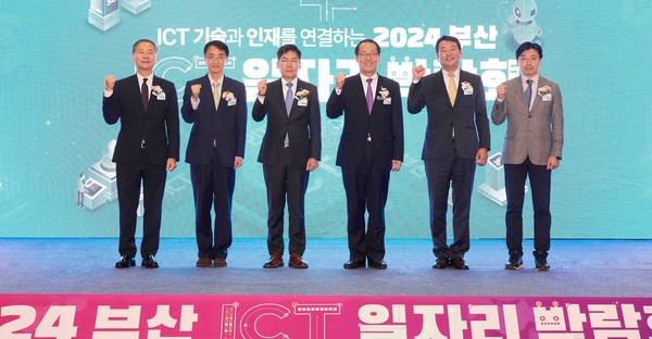 지난 20일 부산 벡스코에서 열린 '2024 부산 일자리 박람회'에서 (왼쪽부터) 김태열 부산정보산업진흥원장, 이준승 부산광역시 행정부시장, 배성근 한국장학재단 상임이사, 김형일 IBK기업은행 전무이사가 박람회 부스를 둘러보고 있는 모습 /사진=IBK기업은행