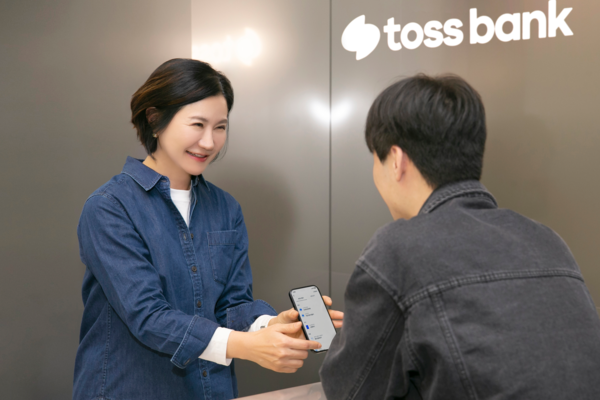 토스뱅크 이은미 대표가 '토스뱅크 라운지'를 방문한 고객과 직접 소통하며 환하게 웃고 있다. /사진=토스뱅크