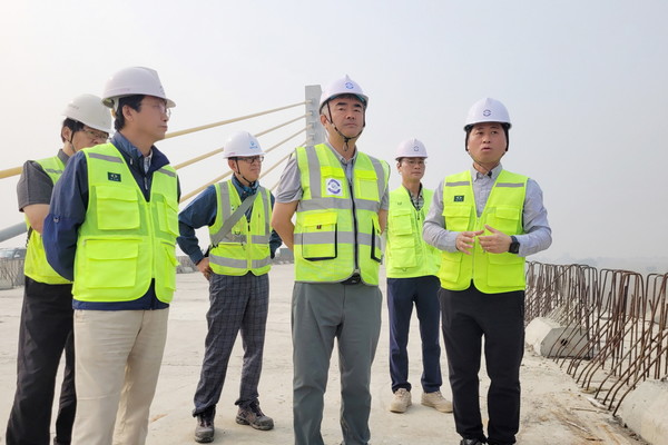 대우건설 정원주 회장이 지난 24일 인도 비하르 교량현장을 방문해 시공현장을 점검하고 임직원들을 격려하고 있다. / 사진=대우건설