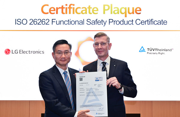 LG전자가 차량용 반도체를 자체 개발하고, 독일 TUV 라인란드로부터 국제 안전표준 인증을 획득했다. LG전자 CTO부문 김진경 SoC센터장(왼쪽)이 TUV 라인란드 코리아 프랭크 주트너 대표로부터 인증서를 전달받았다. /사진=LG전자