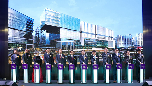 최광우 마곡마이스AMC 대표(왼쪽에서 아홉번째), 김상한 서울특별시 행정1부시장(왼쪽에서 다섯번째), 윤진식 코엑스 이사회 의장(왼쪽에서 여섯번째), 진교훈 강서구청장(왼쪽에서 일곱번째), 이동기 코엑스 사장(왼쪽에서 여덟번째) 등 주요 관계자들이 '코엑스마곡 컨벤션센터' 개관식에 참여했다. /사진=롯데건설