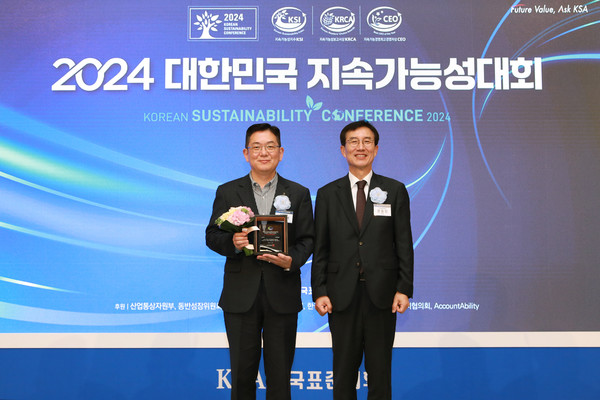 NH투자증권은 ‘2024 대한민국 지속가능성대회’에서 ‘대한민국 지속가능성 보고서상’을 수상했다고 28일 밝혔다. 최홍석NH투자증권 ESG추진부 부장(오른쪽)이 문동민 한국표준협회 회장과 기념촬영을 하고 있다.