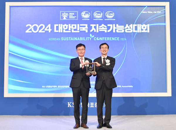 서성철 교보증권 변화혁신지원실장(왼쪽)과 문동민 한국표준협회 회장이 기념촬영을 하고 있다. 