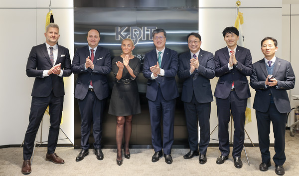 최원목 신용보증기금 이사장(왼쪽에서 네 번째), 마르타 포스투와 폴란드 BGK 수석부행장(왼쪽에서 세 번째) 및 참석자가 지난 27일 프론트원에서 기념 촬영을 하고 있다. /사진=신용보증기금