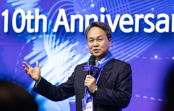 이날 행사에 참석한 (사진 가운데) 진옥동 신한금융 회장이 신한 퓨처스랩 동문기업 및 신한금융 관계자들과 기념촬영을 하고 있다. /사진=신한금융그룹