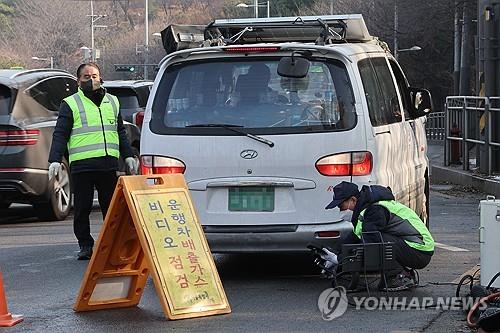 지방의 한 도로에서 경유차에 대한 배출가스를 측정하고 있다. / 사진=연합뉴스