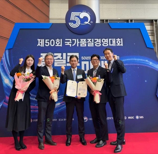 (왼쪽 세 번째) 최덕진 대한항공 C&D 대표가 '제50회 국가품질경영대회'에서 품질경쟁력 우수기업으로 선정된 후 직원들과 함께 기념 촬영을 하고 있다./사진=대한항공씨앤디서비스