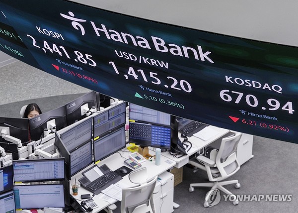 5일 오후 서울 중구 하나은행 본점 딜링룸 전광판에 이날 거래를 마감한 코스피와 코스닥지수, 원/달러 거래가가 표시돼 있다. 사진=연합뉴스