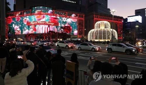 서울 명동 신세계백화점 본점 대형 전광판의 크리스마스 영상을 관광객들이 스마트폰 등으로 촬영하고 있다. / 사진=연합뉴스