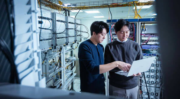 SK텔레콤은 'O-RAN 글로벌 플러그페스트 2024'에서 글로벌 오픈랜 10개사와의 연구협업 성과를 선보였다. SK텔레콤 연구원들이 이번 플러그페스트에 오픈랜 기술을 출품하기 위해 시험하고 있다./사진=SK텔레콤