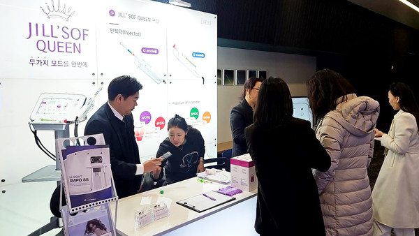 휴온스메디텍 전시 부스에서 관계자들이 참관객에게 제품을 선보이고 있다. 사진=휴온스메디텍