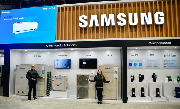 삼성전자가 미국 시카고에서 개최되는 북미 최대 공조 전시회 '2024 AHR 엑스포'에 참가해 혁신적인 공조 솔루션을 선보인다. 삼성전자 모델이 DVM 라인업을 소개하고 있는 모습. /사진=삼성전자