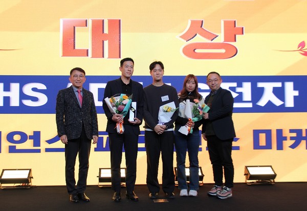 지난 12일, 서울 세빛섬에서 열린 '2024 대한민국 디지털 광고 대상'에서 (왼쪽부터) 박승운 미래아이엔씨 대표, 이정완 LG전자 책임, 정호준 HSAD 선임, 문하경 LG전자 선임, 이권수 HSAD 책임 등 LG전자 검색 퍼포먼스 담당자들과 시상자가 함께 기념사진을 촬영하고 있다./사진=LG전자