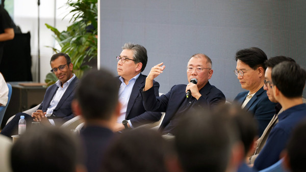 HMGICS 직원들의 질문에 답하고 있는 정의선 현대차그룹 회장./사진=현대차그룹