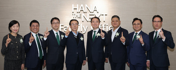 하나은행은 13일 서울 강남구 삼성동에 위치한 Place1에서 예술과 접목한 패밀리오피스 전용공간 '하나 더 넥스트 패밀리오피스'를 오픈했다. 이날 행사에 참석한 전우홍 하나은행 중앙영업그룹 부행장(사진 왼쪽 네번째)과 김영훈 자산관리그룹 부행장(사진 왼쪽 다섯번째), 이재철 하나은행 신탁사업본부 부행장(사진 왼쪽 세번째), 이병철 하나증권 WM그룹장(사진 왼쪽 여섯번째)이 임직원들과 함께 기념촬영을 하고 있다. /사진=하나은행