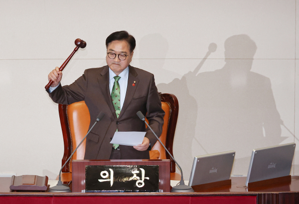 우원식 국회의장이 지난 14일 오후 국회 본회의에서 윤석열 대통령 탄핵소추안의 가결을 선포하고 있다. 사진=연합뉴스