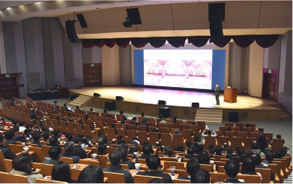 지난 17일 강남 건설회관 CG아트홀에서 열린 12월 인문학 강좌에서 이희수 교수가 강의를 하고 있다./사진=건설공제조합