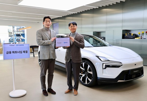 지난 19일 폴스타 한남 전시장에서 우리금융캐피탈 정연기 대표(오른쪽부터)와 폴스타코리아 함종성 대표가 전속금융 업무제휴 협약체결 뒤 기념촬영을 하고 있다. /사진=우리금융그룹