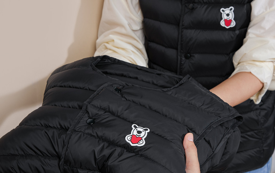 현대백화점 업사이클 패딩 조끼. '365 리사이클' 친환경 캠페인시 2천여 명의 고객 참여로 모아진 패딩류를 재활용해 만든 것이 특징이다. / 사진=현대백화점