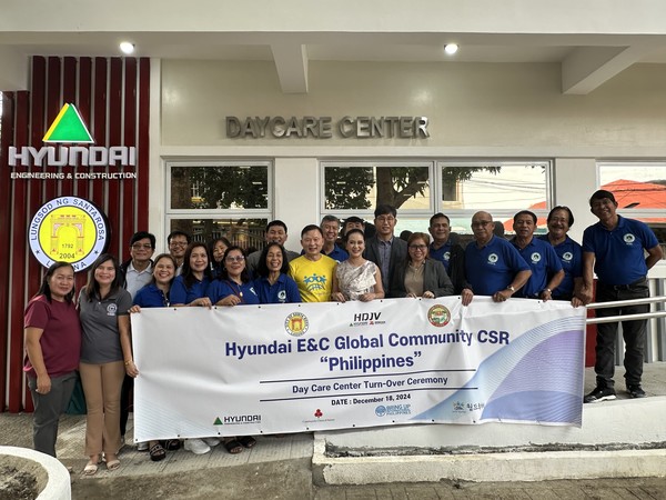 정형태 필리핀 남부철도 4·5·6 공구 통합 현장소장(앞줄 왼쪽에서 9번째)과 아를렌 B. 아르실라스(Arlene B. Arcillas) 산타로사 시장(왼쪽에서 8번째), 하영재 월드투게더 부회장(왼쪽에서 7번째) 등 관계자들이 지난 18일 필리핀 산타로사 보육원 완공식에서 기념촬영을 하고 있다. / 사진=현대건설