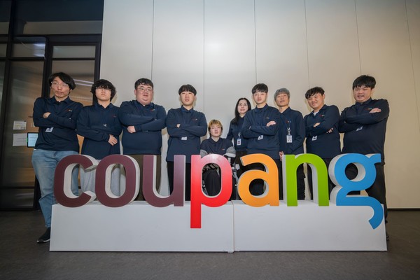 쿠팡 소속 장애인 e스포츠 선수들과 캡틴이 기념 촬영을 하고 있다. / 사진=쿠팡