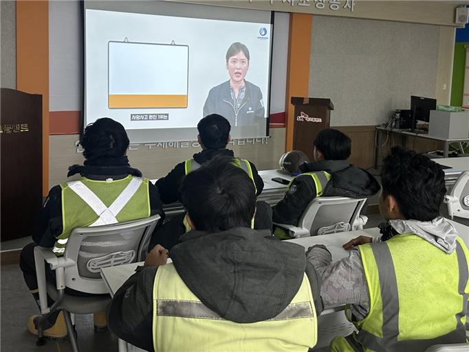 우원개발이 케이바이오헬스케어와 협력해 미얀마와 태국, 캄보디아 외국인 근로자들의 안전관리를 위한 'AI(인공지능) 모델링을 활용한 다국어 음성지원 안전 교육'을 도입했다. 우원개발 외국인 근로자들이 교육 받고 있다. / 사진=우원개발