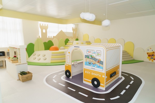 폐교인 전라남도 여수시 화양면 나진초등학교 용창분교에 mom편한 놀이터 27호점을 개소했다 /사진=롯데