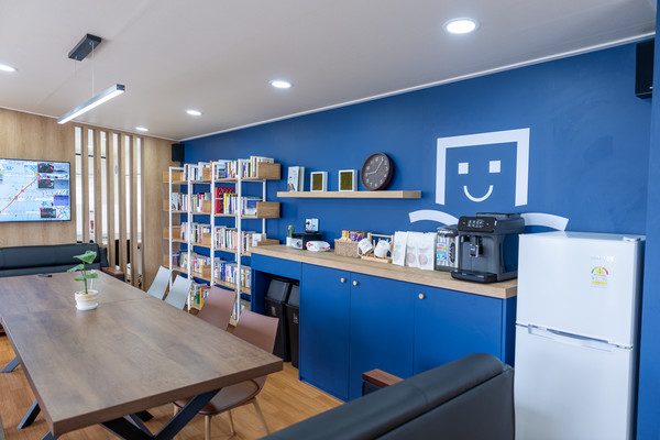 지난 11월 계룡대 공군부대에 장병들을 위한 청춘책방을 개관해 장병들이 자기계발을 할 수 있게 했다 /사진=롯데 