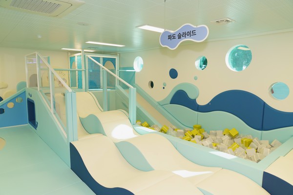 전라남도 여수시 화양면 나진초등학교 용창분교에 mom편한 놀이터 27호점을 개소했다 /사진=롯데