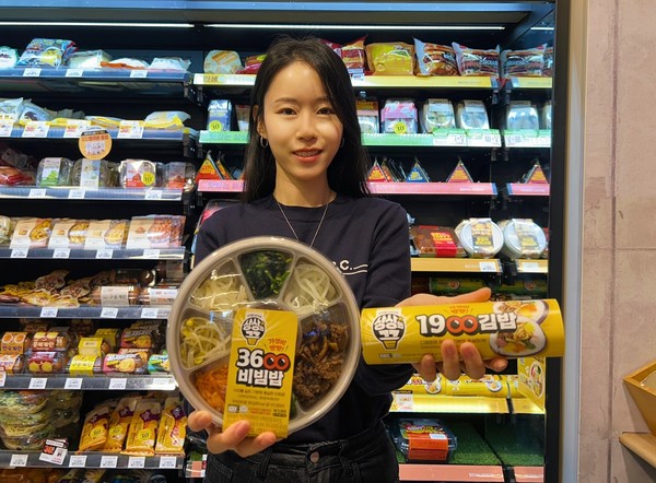 1900원 김밥과 3600원 비빔밥을 이마트24 모델이 소개하고 있다. / 사진=이마트24