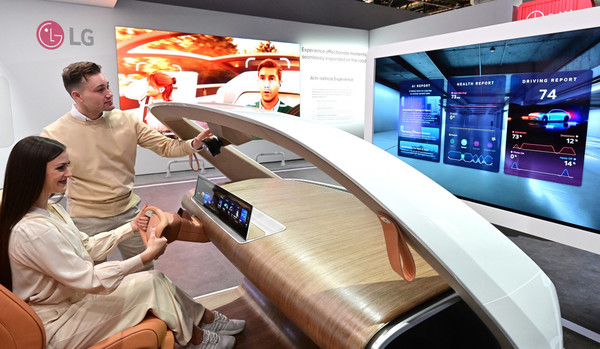 LG전자가 미국 라스베이거스에서 현지시간 7일 개막하는 CES 2025에 참가한다. 관람객이 AI로 외국어 교통 표지판을 실시간으로 번역해주고, 운전자의 시선과 표정을 분석해 졸음, 실시간 심박수, 안전벨트 착용 여부 등 안전 정보를 알려주는 '인캐빈 센싱'(In-cabin sensing, 운전자 및 차량 내부 공간 감지) 솔루션을 경험하고 있다. /사진=LG전자