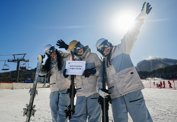 KT가 새해를 맞아 1월 '초대드림' 혜택을 공개했다. 모델들이 장기고객 초대드림 혜택을 소개하고 있다./사진=KT