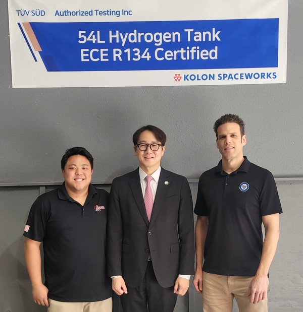 코오롱스페이스웍스 수소 연료탱크가 UN 유럽경제위원회의 R134 인증을 획득했다. (가운데) 안상현 코오롱스페이스웍스 대표가 6일(현지시간) 미국 ATI 본사에서 열린 인증식에서 관계자들과 기념촬영을 하고 있다./사진=코오롱스페이스웍스