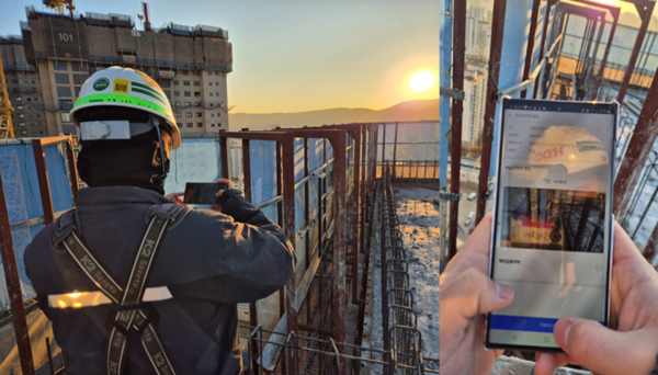 HDC현대산업개발 직원이 건설현장에서 모바일로 I-QMS를 활용해 품질점검을 진행하고 있다./사진=HDC현대산업개발