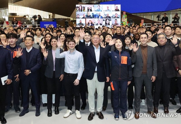  지난 6일 경기 고양시 '현대모터스튜디오 고양'에서 열린 현대자동차그룹 2025 신년회에서 정의선 회장과 경영진 등 참석자들이 기념 촬영하고 있다. / 사진=연합뉴스