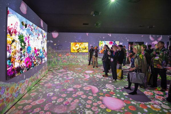 CES 2025가 열리는 미국 라스베이거스 컨벤션 센터 삼성전자 전시관에서 관람객들이 '새로운 경험을 보여주는 집'의 아트 경험을 체험하고 있다./사진=삼성전자