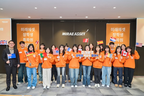 미래에셋박현주재단이 지난 8일 '미래에셋 장학생 특파원 발대식'을 개최한 가운데 특파원으로 선발된 학생들이 기념촬영을 하고 있다. 사진=미래에셋박현주재단.