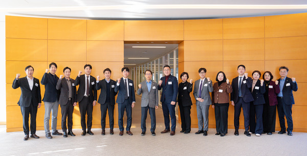 신창재 교보생명 대표이사 겸 이사회 의장(가운데)이 10일 충남 천안 교보생명 계성원(연수원)에서 '2025년 출발 전사경영전략회의'를 마치고 우수 지점장들과 오찬을 함께한 후 기념촬영을 하고 있다. (사진 맨 왼쪽) 조대규 대표이사 사장, (맨 오른쪽) 조규식 채널담당 부사장 /사진=교보생명