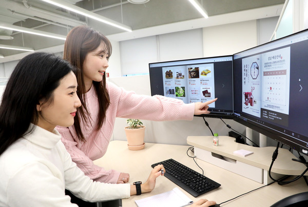 삼성디스플레이 직원들이 온라인 장터에서 상품을 구입하는 모습. /사진=삼성