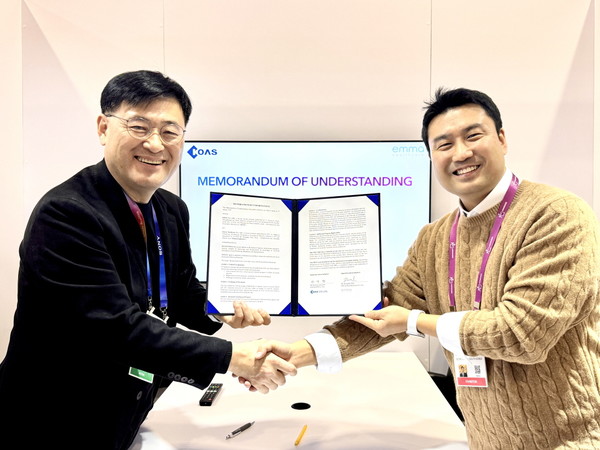코아스는 최근 미국 라스베이거스서 열린 'CES 2025'에서 엠마헬스케어와 '인공지능, 클라우드 컴퓨팅, 헬스케어 분야에서의 연구와 기술 교류'를 위한 양해각서를 체결했다. 사진은 민경중 코아스 대표(왼쪽)와 손량희 엠마헬스케어 대표가 양해각서를 체결하는 모습. /사진=코아스
