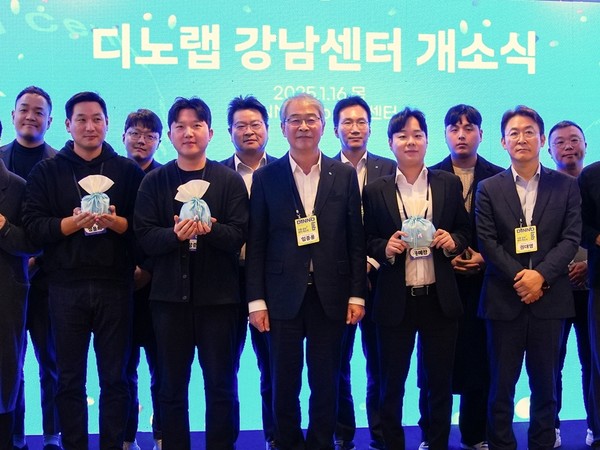 우리금융그룹이 지난 16일 서울 강남구 테헤란로에서 스타트업을 지원하는 '디노랩 강남센터' 개소식을 개최했다. 임종룡 우리금융그룹 회장(첫번째줄  가운데)을 비롯해 금융위원회, 우리벤처파트너스, 우리금융캐피탈, 한국핀테크지원센터, 한국성장금융투자운용 관계자와 디노랩 38개 기업이 참석했다. /사진=우리금융그룹