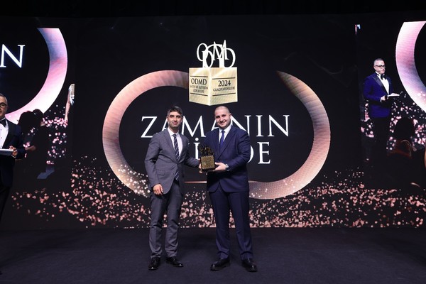 KGM이 튀르키예에서 2024년 가장 빠르게 성장한 브랜드로 선정됐다. ODMD 시상식에서 (오른쪽) KGM 튀르키예 대리점 대표가 수상 후 기념 촬영을 하고 있다./사진=KGM