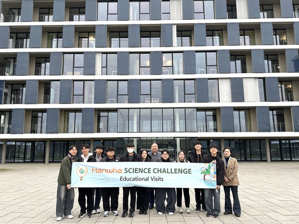 한화그룹의 한화사이언스챌린지 수상자 10명이 6박8일간의 해외탐방 프로그램을 성공적으로 마쳤다. 한화사이언스챌린지 수상자들이 한화큐셀 글로벌 R&D센터에서 기념 촬영하고 있다./사진=한화그룹